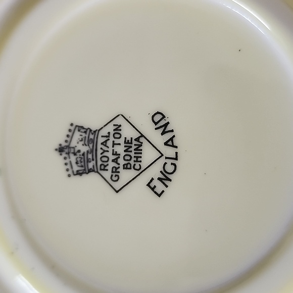 Royal Grafton Bone China Teacup and Saucer, collectible excellent condition - Picture 6 of 8